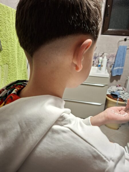 Frizerie colaboram cu case de copii si batrani la sediul lor